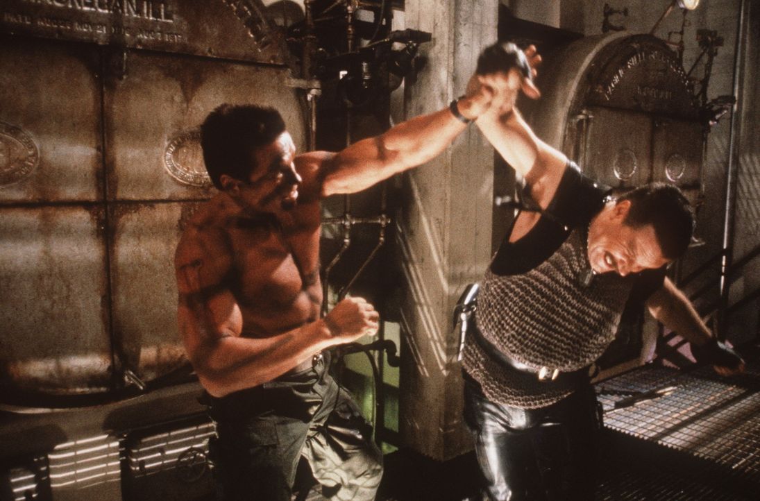 John Matrix (Arnold Schwarzenegger, l.) und Bennet (Vernon G. Wells, r.) sind schon seit langer Zeit Todfeinde. Als seine Tochter entführt wird, zi... - Bildquelle: 20th Century Fox Film Corporation