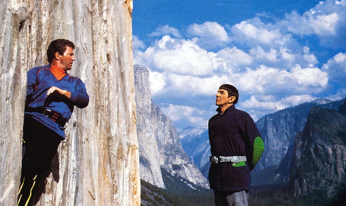 Mr. Spock (Leonard Nimoy, r.) kann für Captain Kirks (William Shatner, l.) sportliche Ambitionen beim Bergsteigen nur mitleidiges Bedauern empfinde... - Bildquelle: 2003 By Paramount Pictures All Rights Reserved