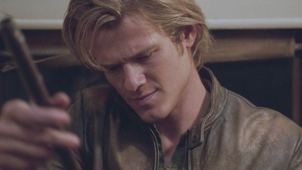 Mit einer Vorhangestange versucht MacGyver (Lucas Till) einen maniupulierten Zug aufzuhalten, um eine Whistleblowerin zu beschützen, die Beweise hat... - Bildquelle: 2016 CBS Broadcasting, Inc. All Rights Reserved