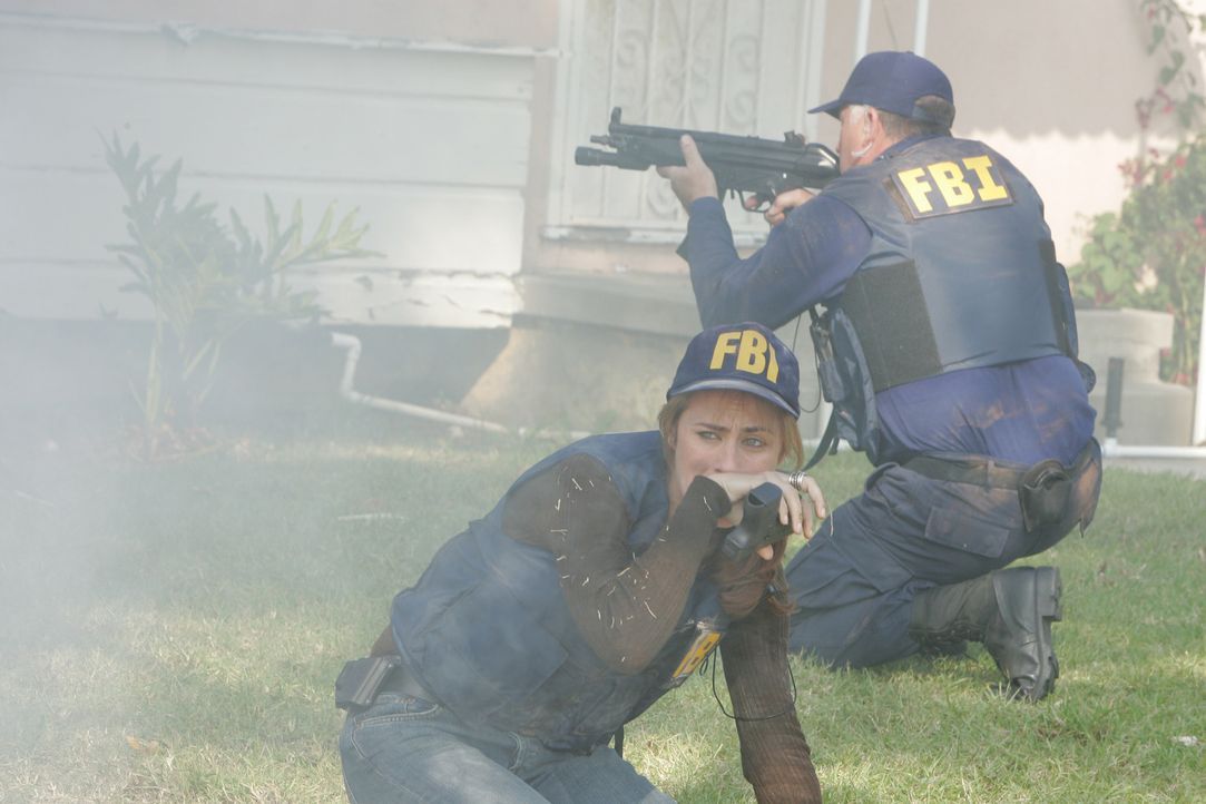 Durch die Explosion eines Hauses wurden die Ermittlungen beeinträchtigt. Doch Megan (Diane Farr, l.) gibt nicht auf ... - Bildquelle: Paramount Network Television