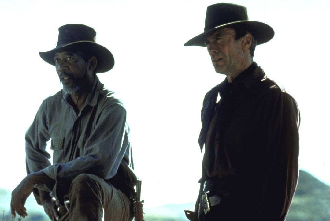 Munny (Clint Eastwood, r.) soll sich auf die Suche nach zwei Cowboys machen, die eine Prostituierte mit einer Rasierklinge brutal verstümmelt haben... - Bildquelle: Warner Bros.