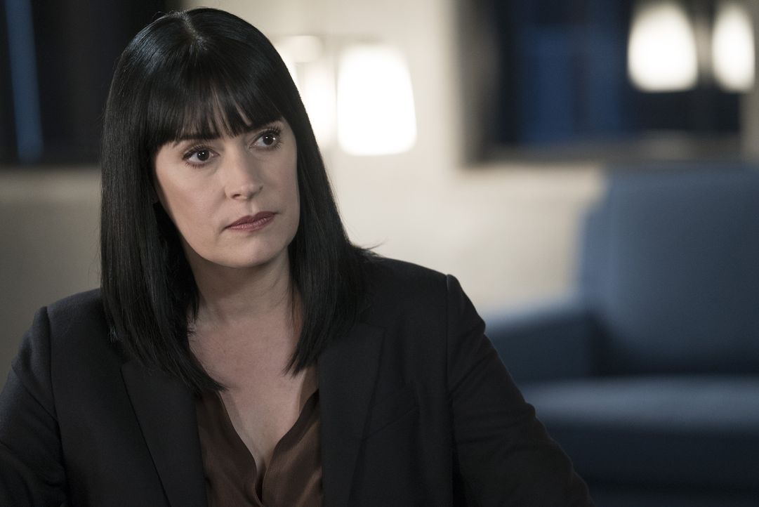 Prentiss (Paget Brewster) muss sich einer Überprüfung durch Assistant Director Linda Barnes stellen, die sie mit allerlei vermeintlichen Verfehlunge... - Bildquelle: Cliff Lipson 2017 CBS Broadcasting, Inc. All Rights Reserved. / Cliff Lipson