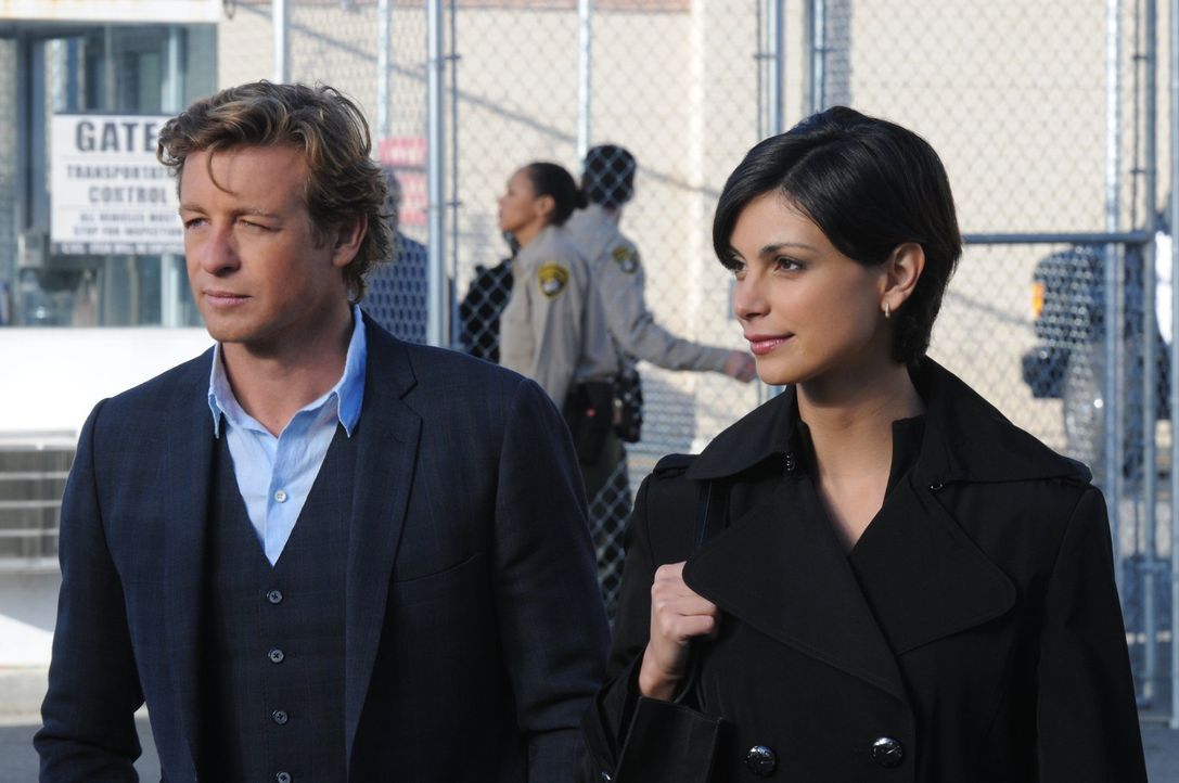 Patrick Jane (Simon Baker, l.) erhält einen Anruf von der ehemaligen Partnervermittlerin Erica Flynn (Morena Baccarin, r.), die im Gefängnis sitzt,... - Bildquelle: Warner Bros. Television