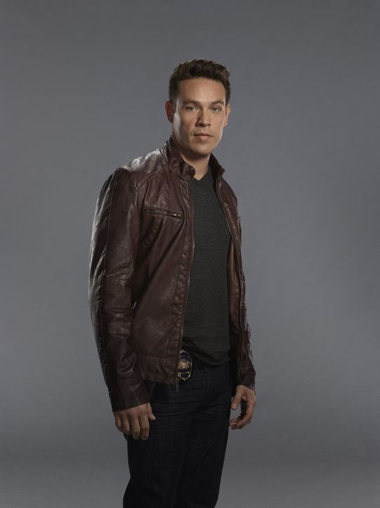 (1. Staffel) - Detective Dan Espinoza (Kevin Alejandro), der Ex-Mann der gewieften Chloe Decker, gefällt der neue Mann an Chloes Seite ganz und gar... - Bildquelle: 2016 Warner Brothers