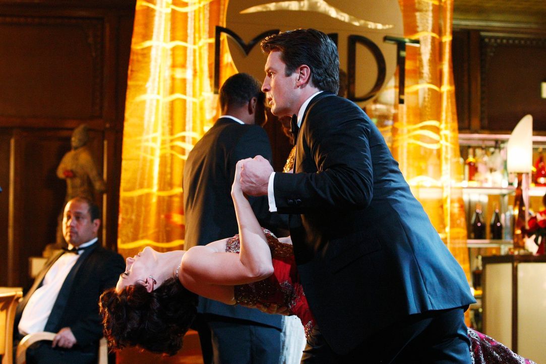Legen eine heiße Sohle aufs Parkett: Richard Castle (Nathan Fillion, r.) und Kate Beckett (Stana Katic, l.) - Bildquelle: ABC Studios