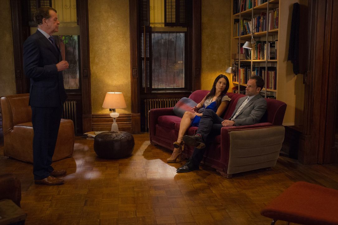 Morland (John Noble, l.) bietet Joan (Lucy Liu, M.) und Sherlock (Jonny Lee Miller, r) seine Unterstüztung an. Ganz ohne Hintergedanken? - Bildquelle: Jeff Neira 2015 CBS Broadcasting Inc. All Rights Reserved.