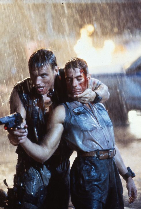 Als der alte Hass wieder aufflammt, entbrennt ein gnadenloser Kampf zwischen den beiden Universal Soldiers Luc (Jean-Claude Van Damme, r.) und Andre... - Bildquelle: 1992 TriStar Pictures