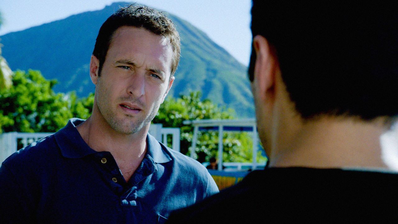 Steve (Alex O'Loughlin, l.) und sein Team müssen die Wahrheit herausfinden, als ein Mädchen aus seinem Haus entführt und sein Vater dabei erschossen... - Bildquelle: 2013 CBS Broadcasting Inc. All Rights Reserved