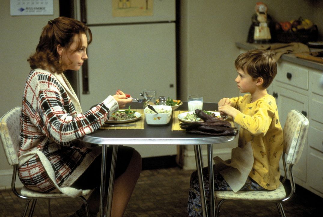 Für Coles (Haley Joel Osment, r.) Mutter Lynn (Toni Collette, l.) sind die vielen rätselhaften Dinge, die ihrem Sohn zustoßen, völlig unverstän... - Bildquelle: Buena Vista Pictures