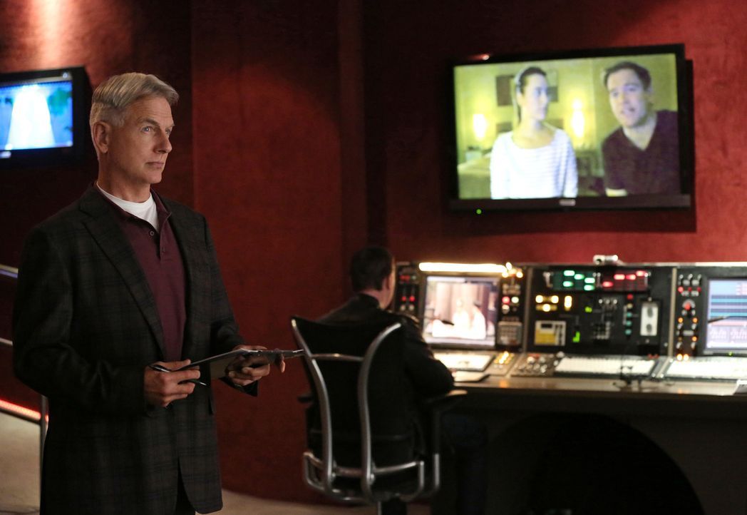 Während das Team um Gibbs (Mark Harmon, l.) und McGee (Sean Murray, 2.v.l.) den Mord an einem Offizier in Virginia untersucht, reisen Tony (Michael... - Bildquelle: CBS Television