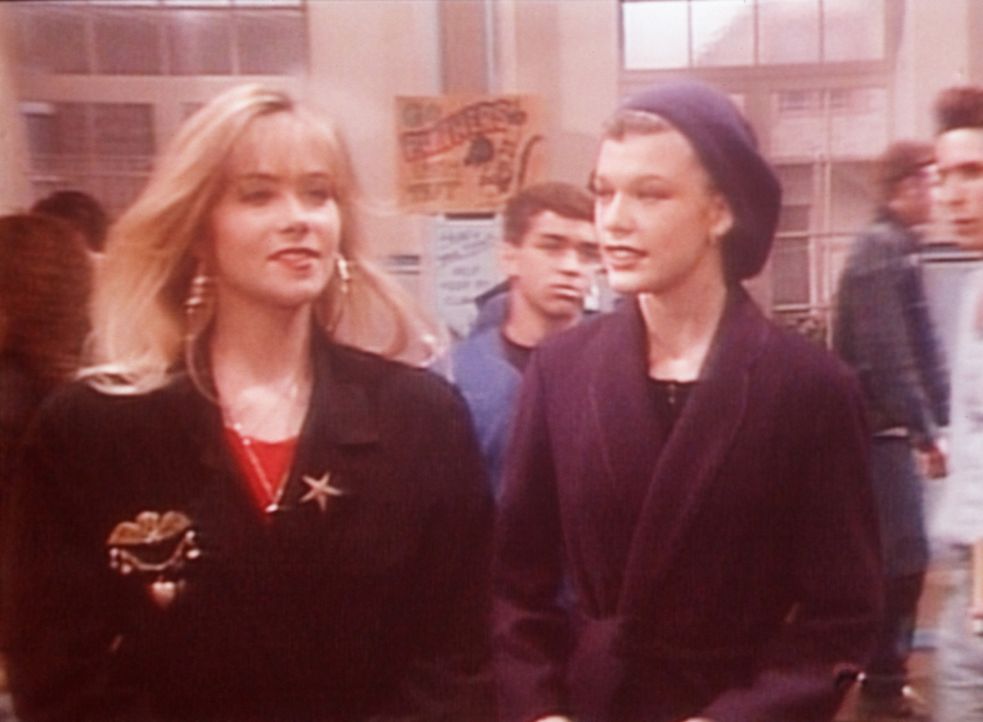 Kelly (Christina Applegate, l.) führt die französische Austauschschülerin Yvette (Milla Jovovich, r.) in ihrer Schule herum. - Bildquelle: Columbia Pictures