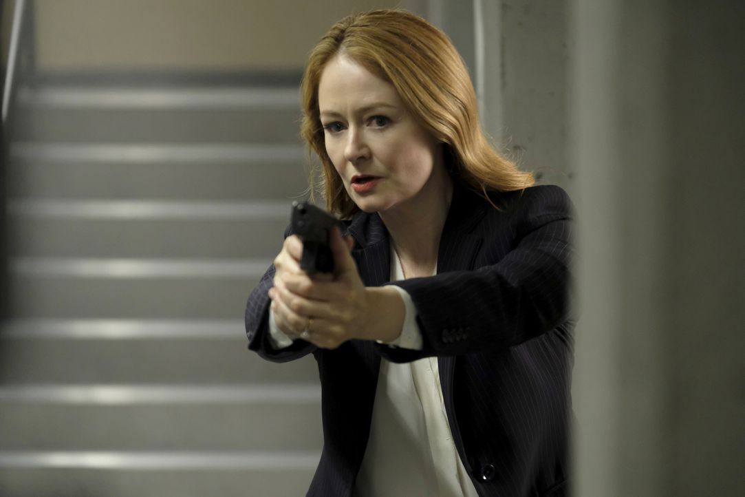 Als John Donovan auf dem Weg zur CTU-Zentrale zu seiner Frau Rebecca (Miranda Otto) ist, um sich mit ihr zu versöhnen, gerät er in die Fänge der Ter... - Bildquelle: Guy D'Alema 2017 Fox and its related entities.  All rights reserved.
