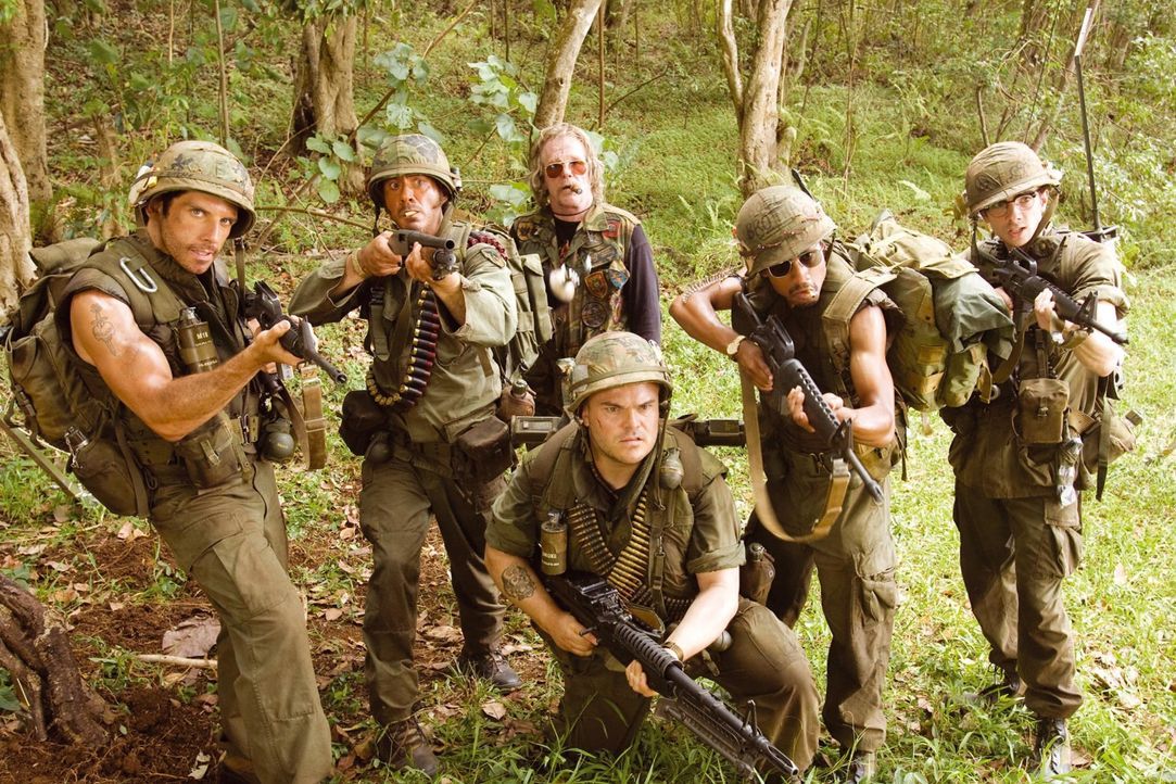 Im Dschungel von Vietnam angekommen, sind die Schauspieler (v.l.n.r.: Ben Stiller, Robert Downey Jr., Nick Nolte, Jack Black, Brandon T. Jackson, Ja... - Bildquelle: 2008 DreamWorks LLC. All Rights Reserved.