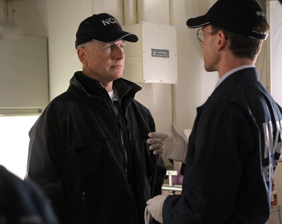 Um einen Mord aufzudecken, müssen Gibbs (Mark Harmon, l.) und McGee (Sean Murray, r.) an Bord der USS Borealis anheuern ... - Bildquelle: CBS Television