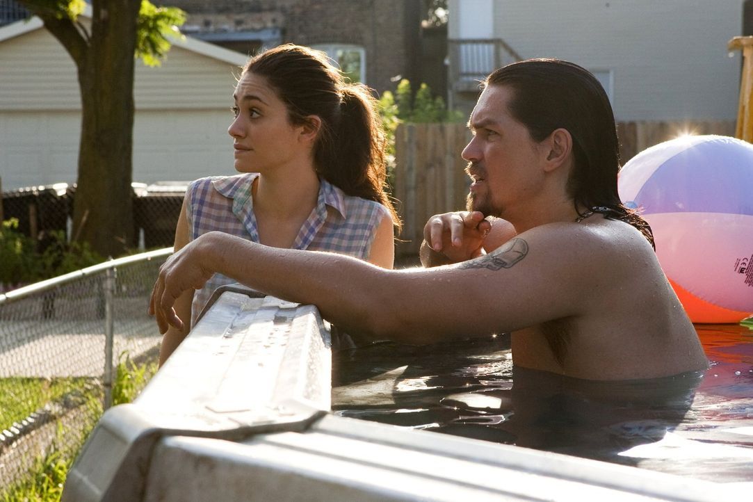 Die Zeit Franks bei den Jacksons ist gezählt. Das findet nicht nur Fiona (Emmy Rossum, l.) doof, auch Nachbar Kevin (Steve Howey, r.) ist genervt ... - Bildquelle: 2010 Warner Brothers