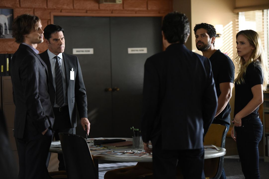 Nachdem ein Mörder mit mehrere Häftlinge aus einem Gefängnis entfliehen konnte, müssen Reid (Matthew Gray Gubler, l.), Rossi (Joe Mantegna, M.), JJ... - Bildquelle: Eddy Chen 2016 CBS Broadcasting, Inc. All Rights Reserved. / Eddy Chen