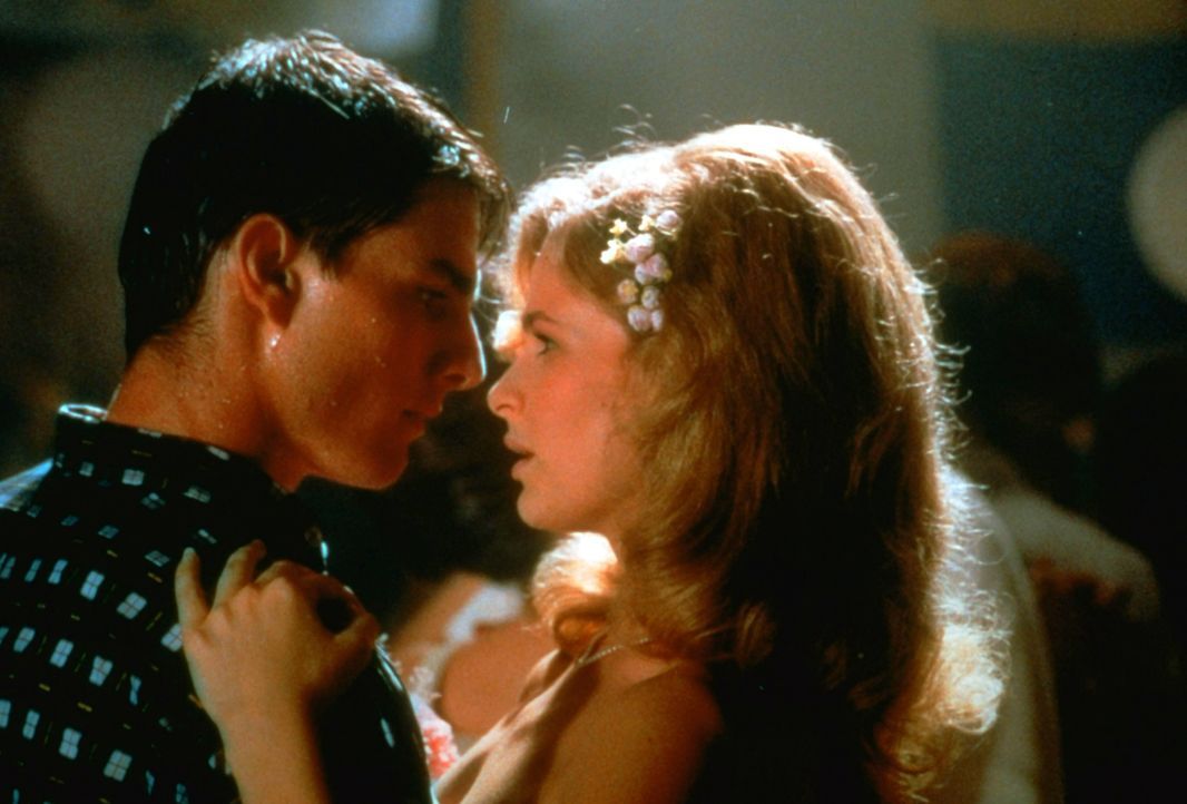 Beim Abschlussball kann Ron Kovic (Tom Cruise, l.) das Herz seiner Jugendliebe Donna (Kyra Sedgwick, r.) erobern ... - Bildquelle: © Universal Pictures