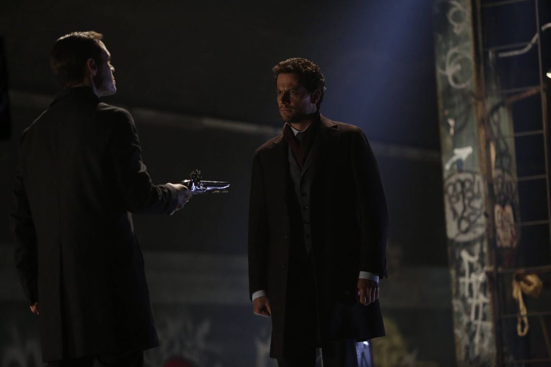 Wer wird den finalen Showdown der zwei Unsterblichen gewinnen: Adam (Burn Gorman, l.) oder Henry (Ioan Gruffudd, r.)? - Bildquelle: Warner Bros. Television