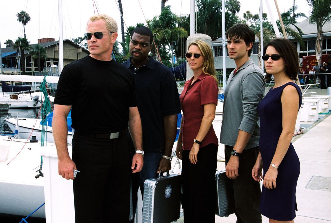 Das Team (Troy Winbush, 2.v.l., Kelli Williams, M., Christopher Gorham, 2.v.r. und Anna Belknap, r.) um Dr. Stephen Connor (Neal McDonough, l.) wird... - Bildquelle: CBS Television