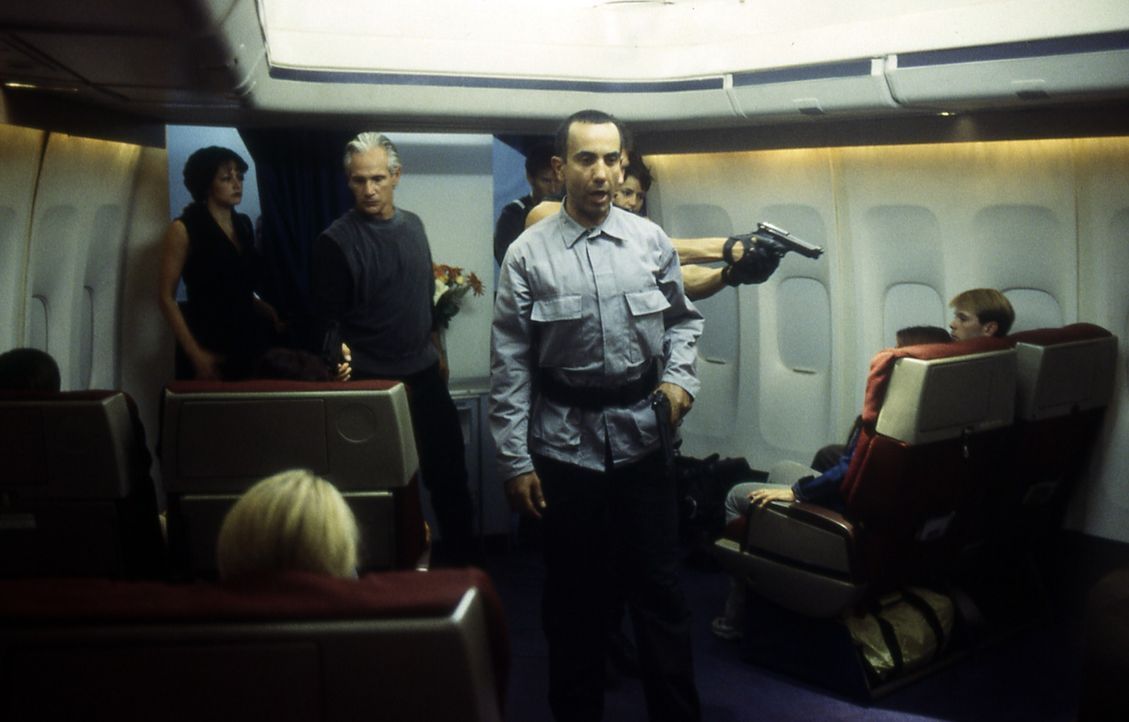 Als Flugbegleiter getarnt, haben sich die Terroristen auf die Chartermaschine des Rüstungsmillionärs Baxter Davis geschlichen, um dort seine Tocht... - Bildquelle: Cinetel Films