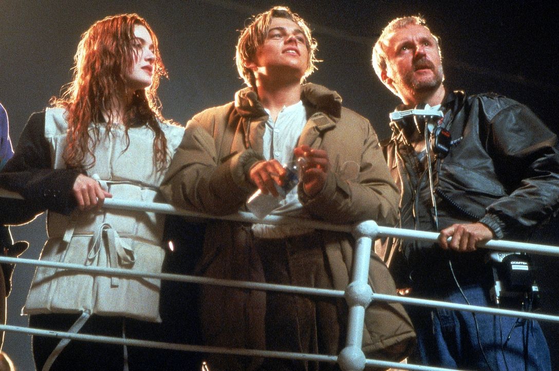 Regisseur James Cameron (r.) mit Kate Winslet (l.) und Leonardo DiCaprio (M.) auf dem sinkendem Schiff  ... - Bildquelle: 20th Century Fox