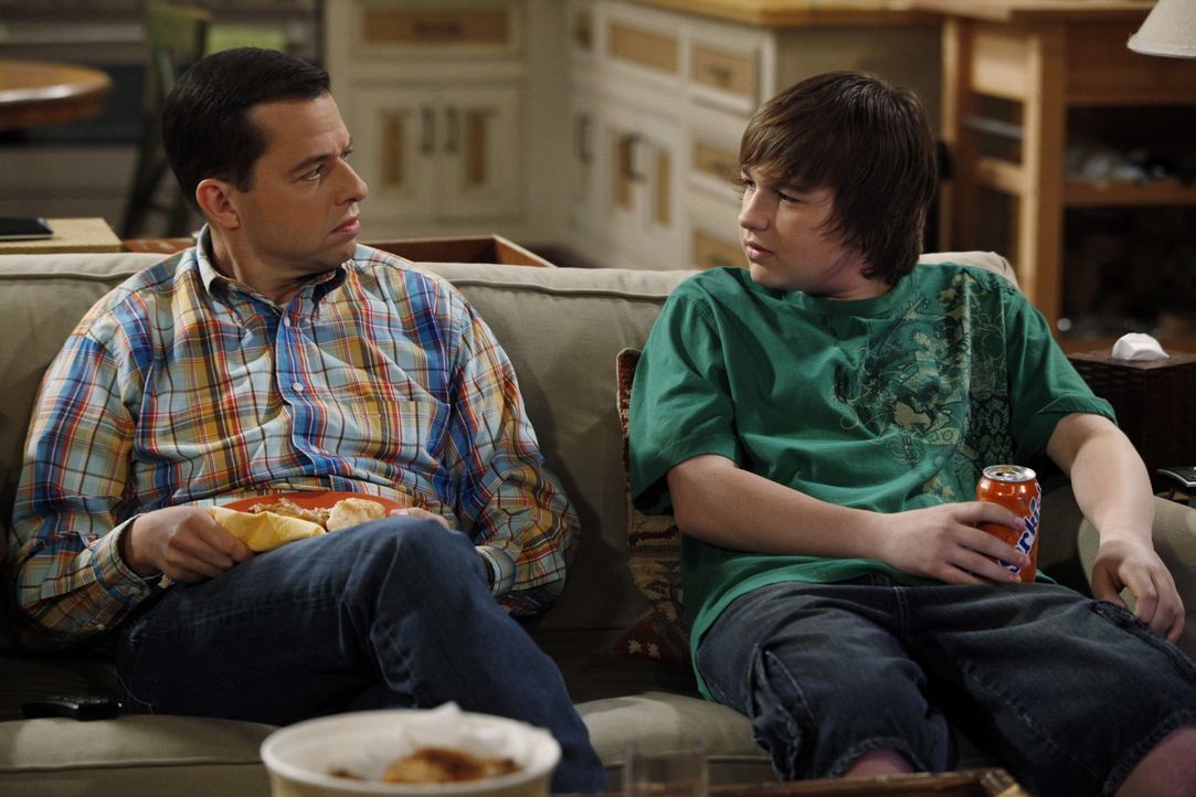 Haben so ihre Probleme: Alan (Jon Cryer, l.) und Jake (Angus T. Jones, r.) ... - Bildquelle: Warner Brothers Entertainment Inc.