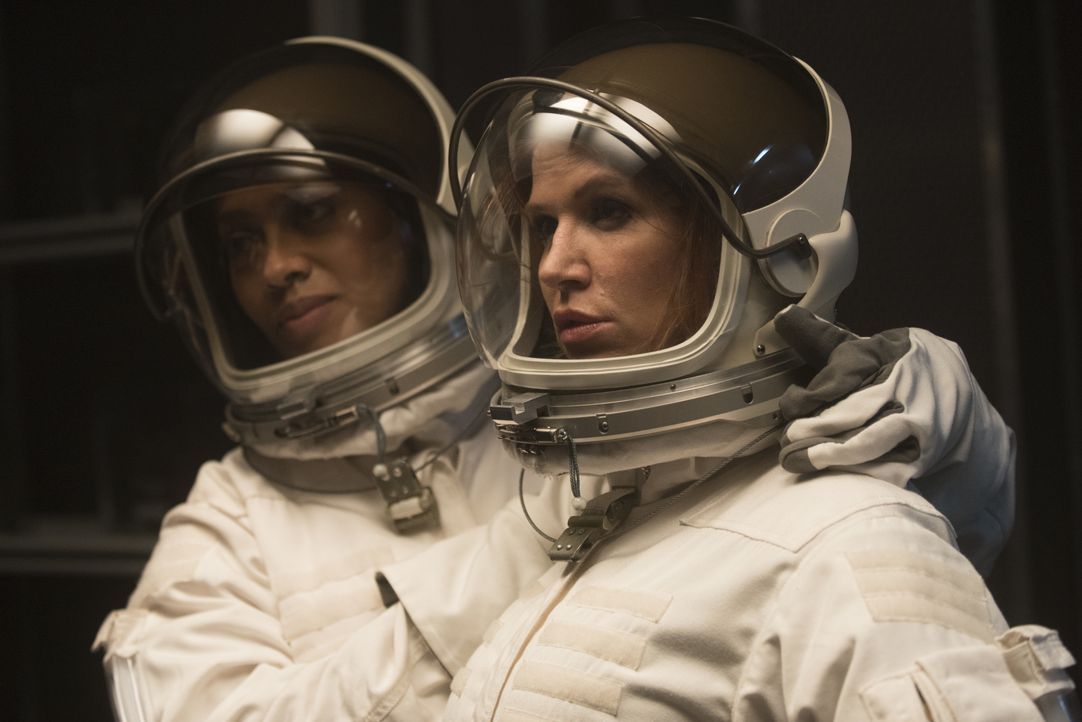 Um den Mord an einer Wissenschaftlerin, der für eine Mission zum Mars ausgebildet wurde, zu entschlüsseln, ermitteln Carrie (Poppy Montgomery, r.) u... - Bildquelle: Barbara Nitke 2015, 2016 Sony Pictures Television Inc. All Rights Reserved. / Barbara Nitke