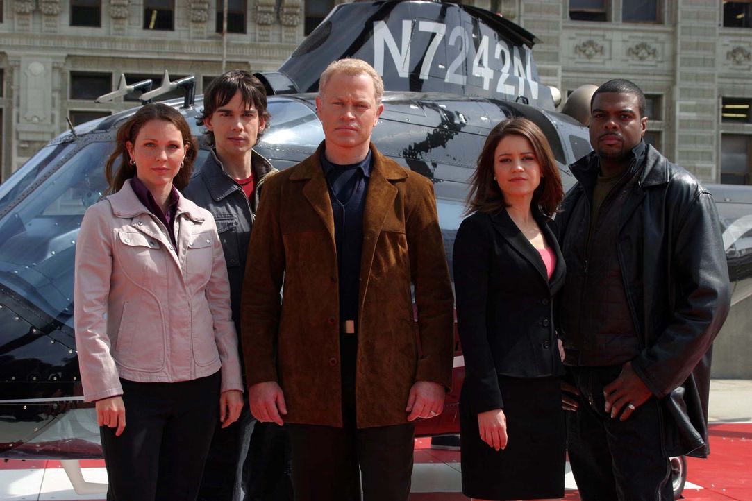(1. Staffel) - Bei ihren Einsätzen zählt jede Sekunde: Frank Powell (Troy Winbush, r.), Dr. Stephen Connor (Neal McDonough, M.), Dr. Natalie Duran... - Bildquelle: CBS Television