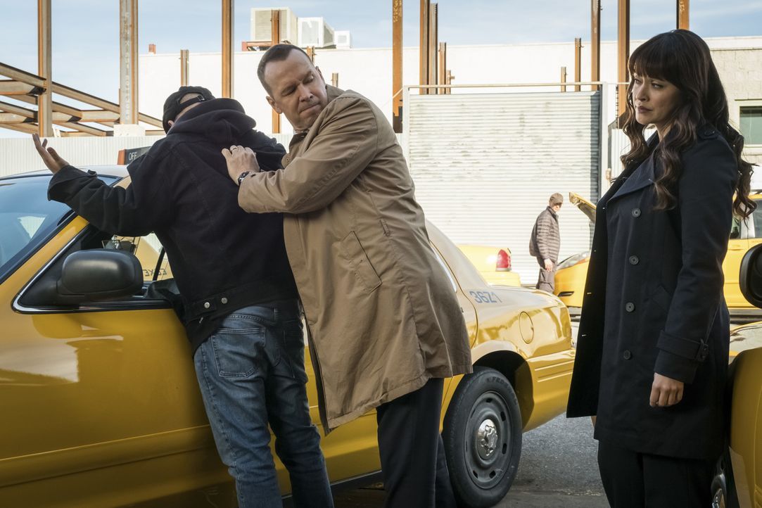 Als ein New Yorker Prominenter, der offenbar ein äußerst dubioses und geheimes Leben führte, stirbt, nehmen Danny (Donnie Wahlberg, M.) und Baez (Ma... - Bildquelle: Jeff Neumann 2016 CBS Broadcasting Inc. All Rights Reserved