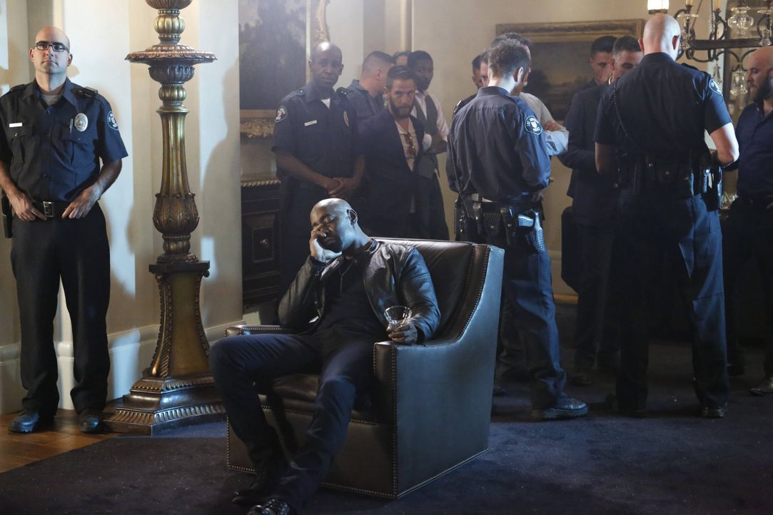 Um ihn auf andere Gedanken zu bringen, nimmt Lucifer Amenadiel (D.B. Woodside) zu einem Undercover Einsatz mit. Ist das wirklich eine gute Idee? - Bildquelle: 2016 Warner Brothers