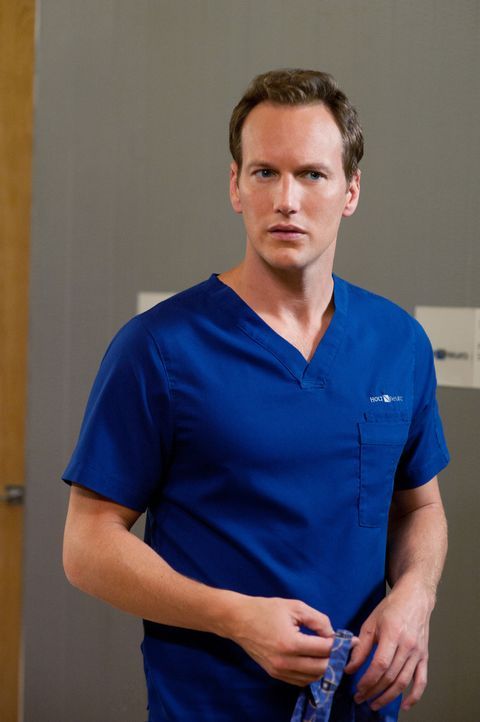 Ein ehemaliger Football-Star wird in die Klinik eingeliefert und von Dr. Michael Holt (Patrick Wilson) behandelt, jedoch ohne Erfolg ... - Bildquelle: 2011 CBS BROADCASTING INC. ALL RIGHTS RESERVED