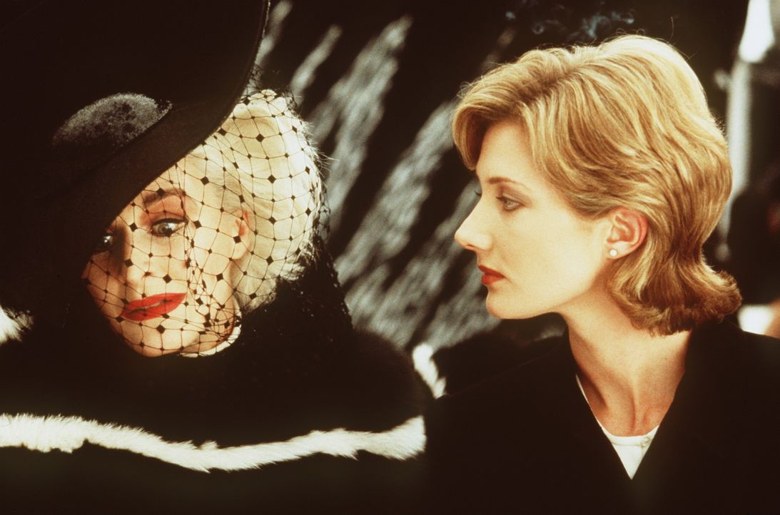 Anita (Joely Richardson, r.) denkt gar nicht daran, die Dalmatiner-Welpen an die skrupellose Mode-Designerin Cruella DeVil (Glenn Close, l.) zu verk... - Bildquelle: Buena Vista Pictures