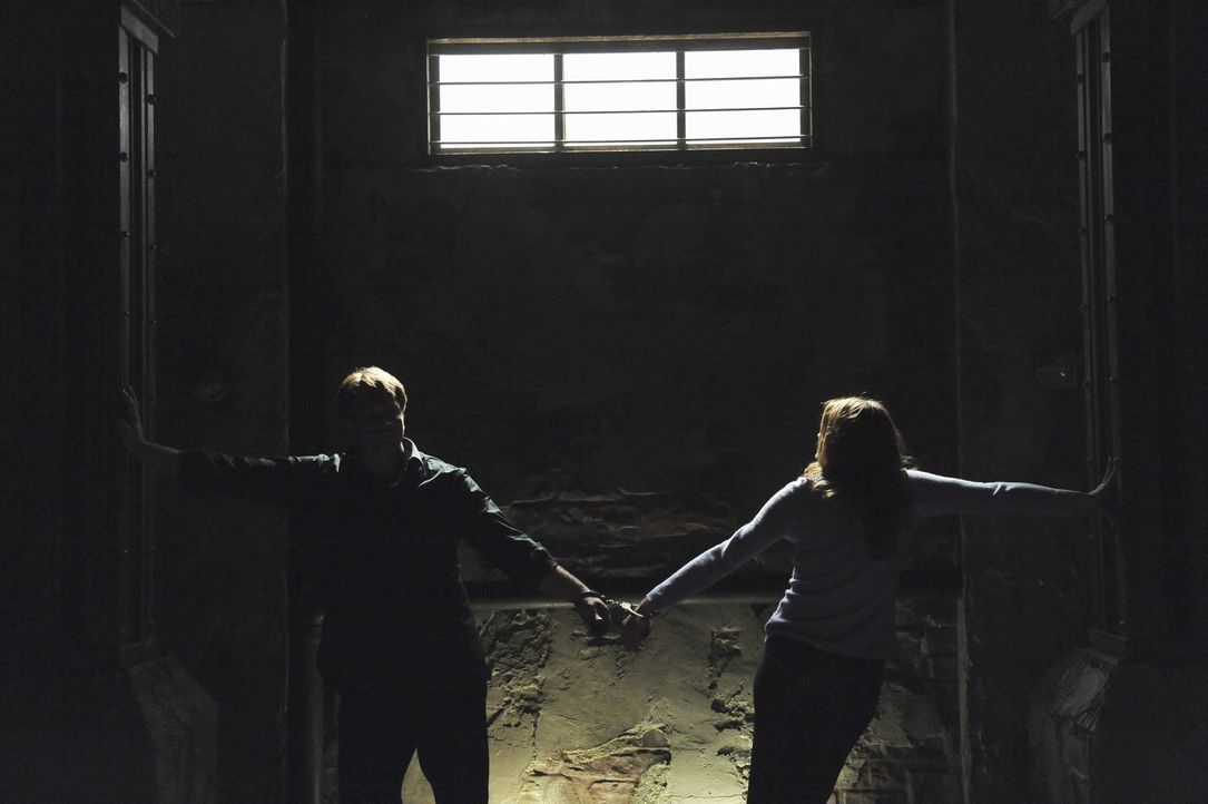 In diesem Fall ist nichts, wie es scheint: Richard Castle (Nathan Fillion, l.) und Kate Beckett (Stana Katic, r.) - Bildquelle: 2011 American Broadcasting Companies, Inc. All rights reserved.