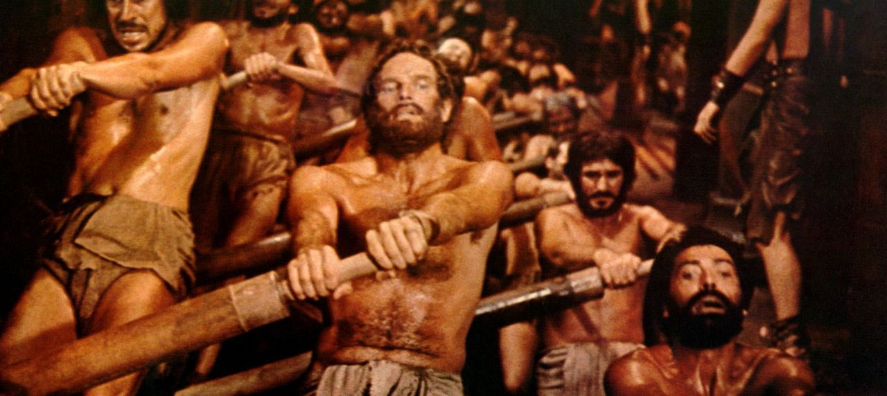 Als der römische Gouverneur durch ein Unglück verletzt wird, verurteilt Messala wider besseres Wissen Ben Hur (Charlton Heston, M.) als angebliche... - Bildquelle: Metro-Goldwyn-Mayer (MGM)