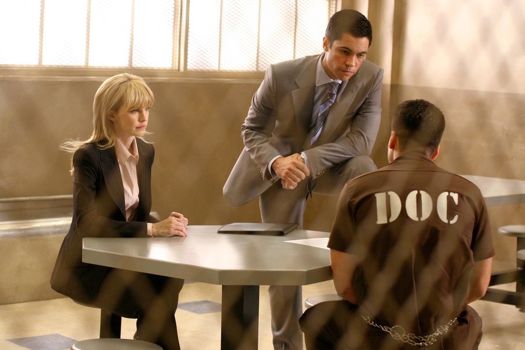 Scott (Danny Pino, M.) und Lilly (Kathryn Morris, l.) verhören Dylan Noakes (Kirk Acevedo, r.), der 1994 wegen Mittäterschaft an einem Mord verurtei... - Bildquelle: Warner Bros. Television