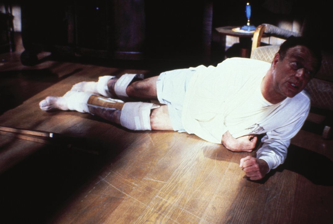 Was als glückliche Rettung begann, endet als Horrortrip: Mit gebrochenen Beinen versucht Paul Sheldon (James Caan), seiner 'Retterin' zu entkommen .... - Bildquelle: Castle Rock Entertainment