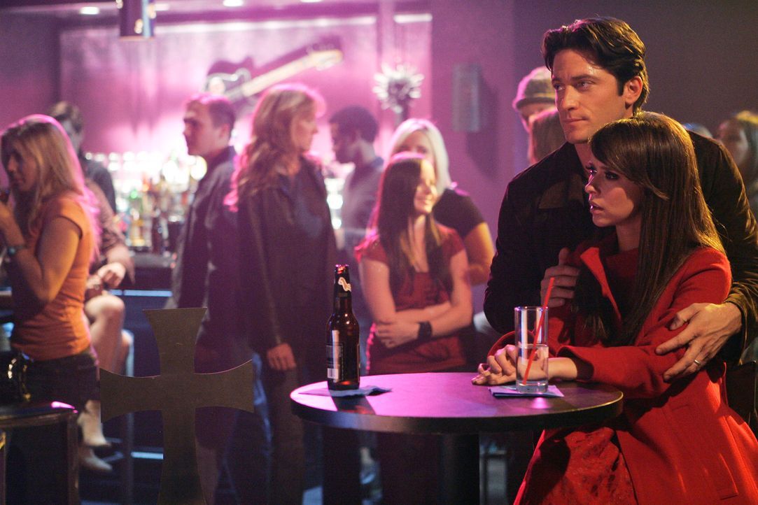 Bei einem Konzert treten seltsame Störungen auf: Melinda (Jennifer Love Hewitt, r.) und Jim (David Conrad, 2.v.r.) wissen nicht, womit das zusammenh... - Bildquelle: ABC Studios