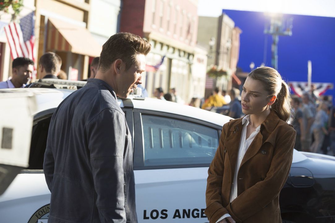 Chloe (Lauren German, r.) gefällt es überhaupt nicht, dass Dan (Kevin Alejandro, l.) plötzlich als Officer bei ihr am Tatort auftaucht, obwohl er ei... - Bildquelle: 2016 Warner Brothers