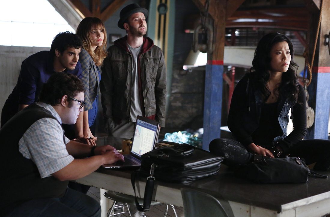 Nachdem das Team beschuldigt wird ein Kunstwerk zerstört zu haben, müssen sich Sylvester (Ari Stidham, l.), Walter (Elyes Gabel, 2.v.l.), Paige (Kat... - Bildquelle: Cliff Lipson 2014 CBS Broadcasting, Inc. All Rights Reserved / Cliff Lipson