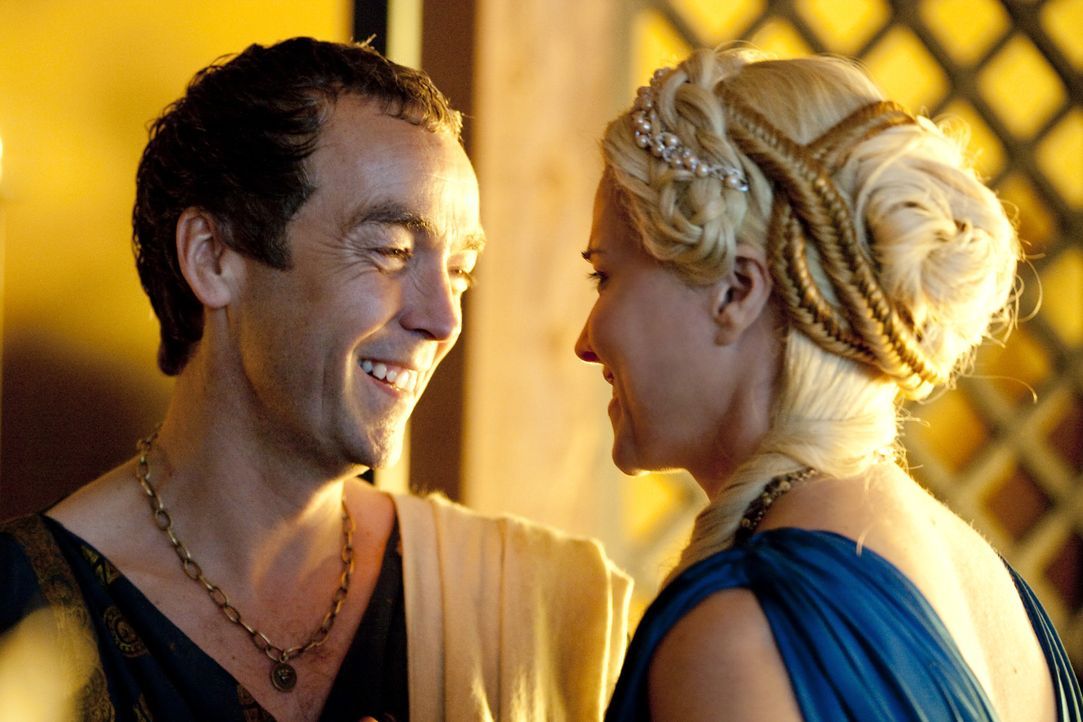 Lucretia (Lucy Lawless, r.), Ehefrau von Batiatus (John Hannah, l.), steht Spartacus nach wie vor kritisch gegenüber, da sie ihn für schwer kontro... - Bildquelle: 2010 Starz Entertainment, LLC