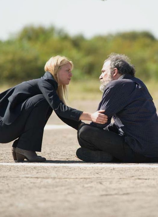 Carrie (Claire Danes, l.) versucht alles, um Saul (Mandy Patinkin, l.) davon zu überzeugen, sich nicht gegen den Austausch zu stellen. Doch wird er... - Bildquelle: 2014 Twentieth Century Fox Film Corporation