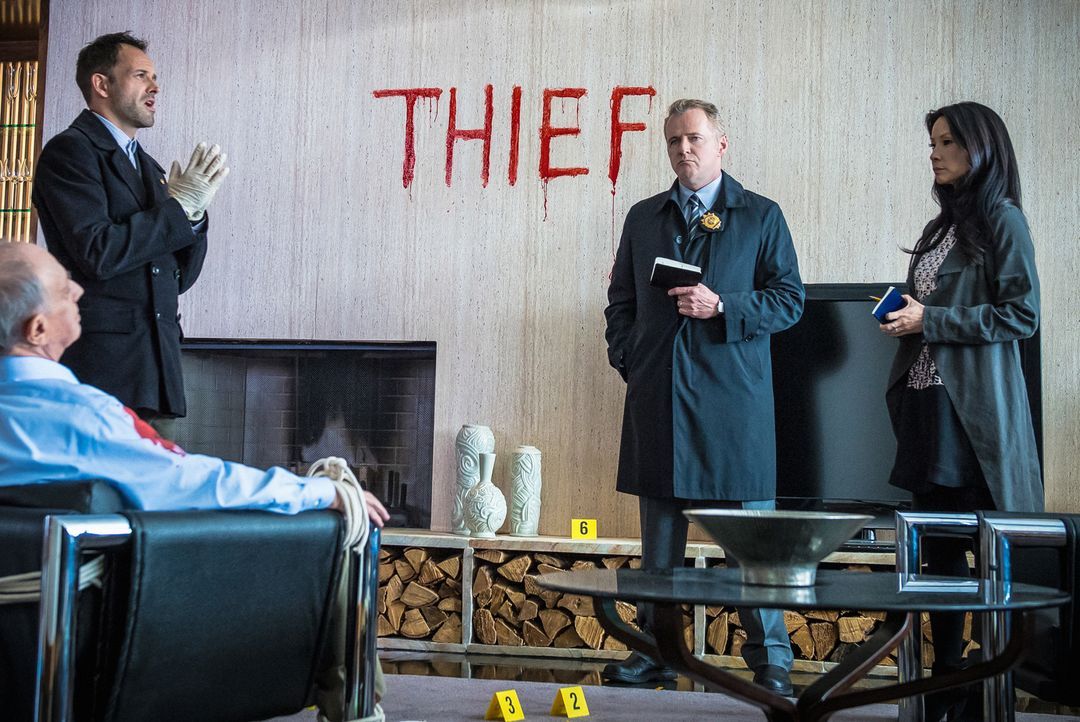 Anders als Capt. Gregson (Aidan Quinn, 2.v.l.) und Dr. Watson (Lucy Liu, r.) glaubt Sherlock Holmes (Jonny Lee Miller, 2.v.l.) nicht daran, dass Fin... - Bildquelle: CBS Television