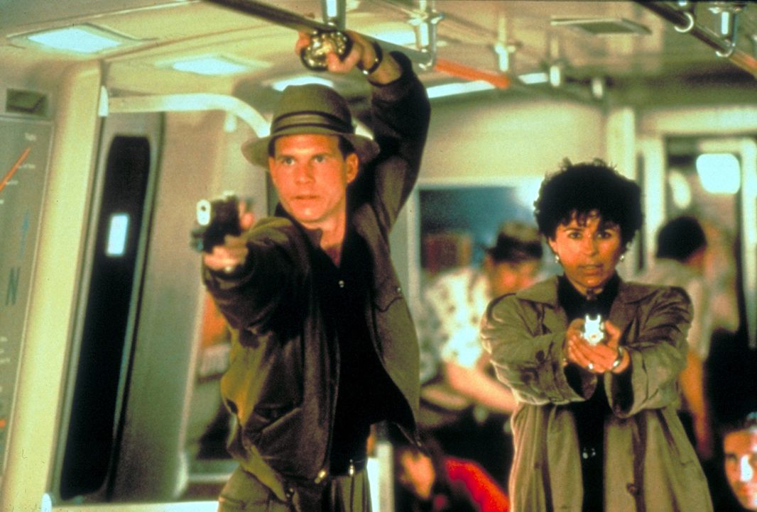 Auf der Jagd nach einem besonders bösartigen Killer: FBI-Agent Keyes (Gary Busey, l.) und die Polizistin Leona (Maria Conchita Alonso, r.) ... - Bildquelle: 1990 Twentieth Century Fox Film Corporation.