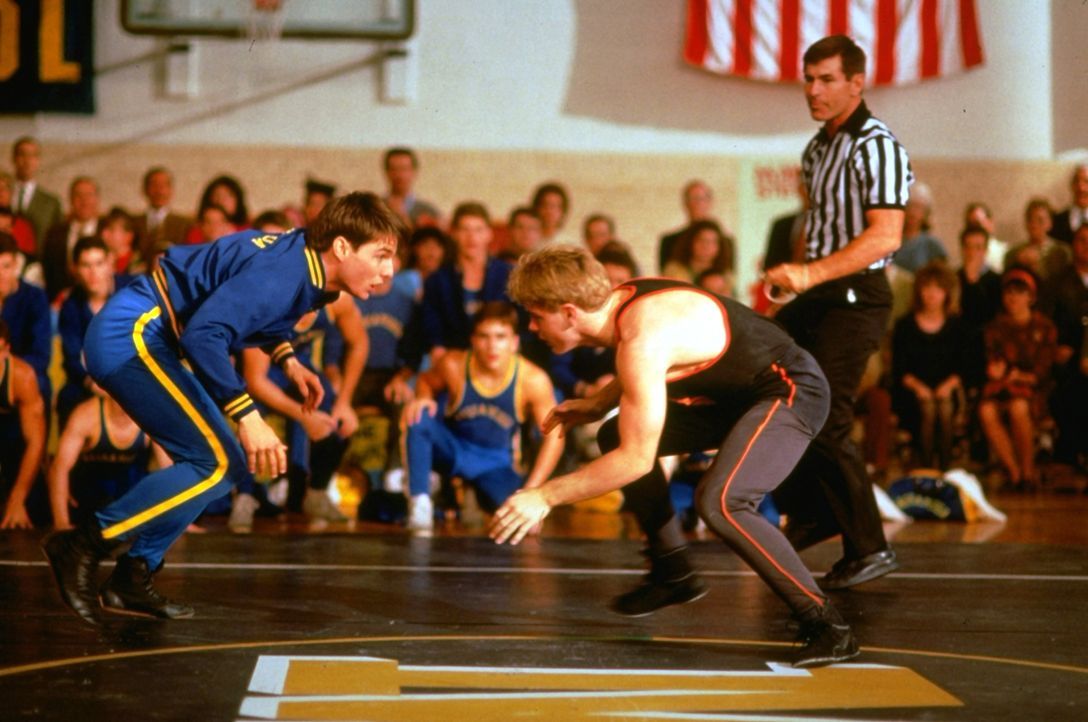 In Schulzeiten ist Ron Kovic (Tom Cuise, l.) einer der besten Sportler im Ringerteam und nimmt an Turnieren teil ... - Bildquelle: © Universal Pictures