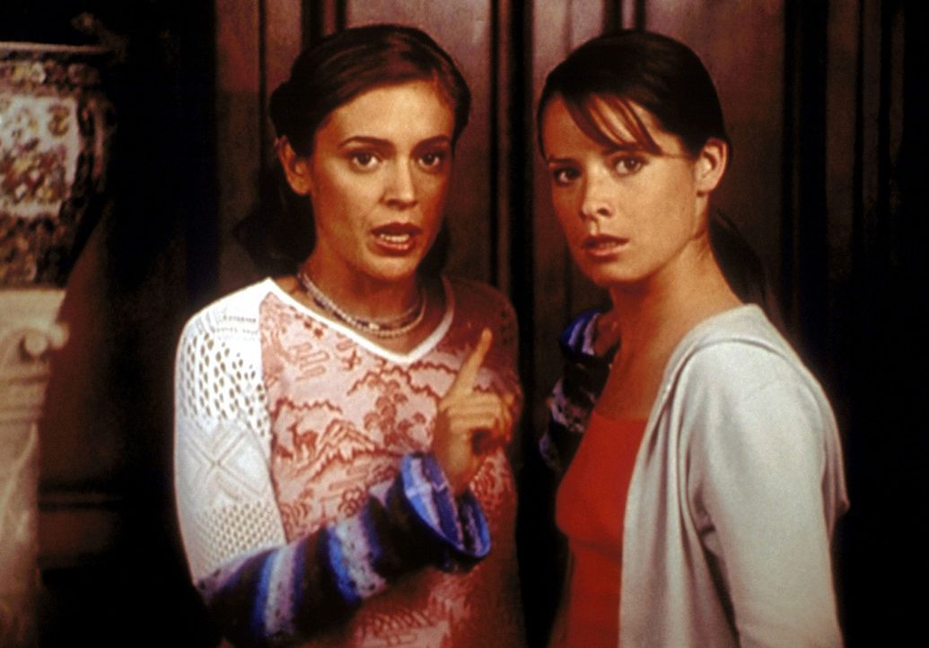 Phoebe (Alyssa Milano, l.) und Piper (Holly Marie Combs, r.) können es kaum glauben, dass ein Geist es auf ein unschuldiges Baby abgesehen hat .... - Bildquelle: Paramount Pictures