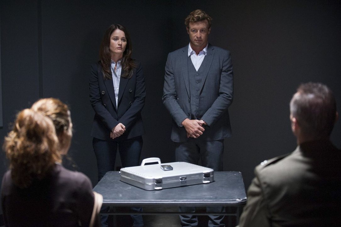 Jane (Simon Baker, 2.v.r.) und Lisbon (Robin Tunney, 2.v.l.) ermitteln in einem neu aufgerollten Fall ... - Bildquelle: Warner Bros. Television