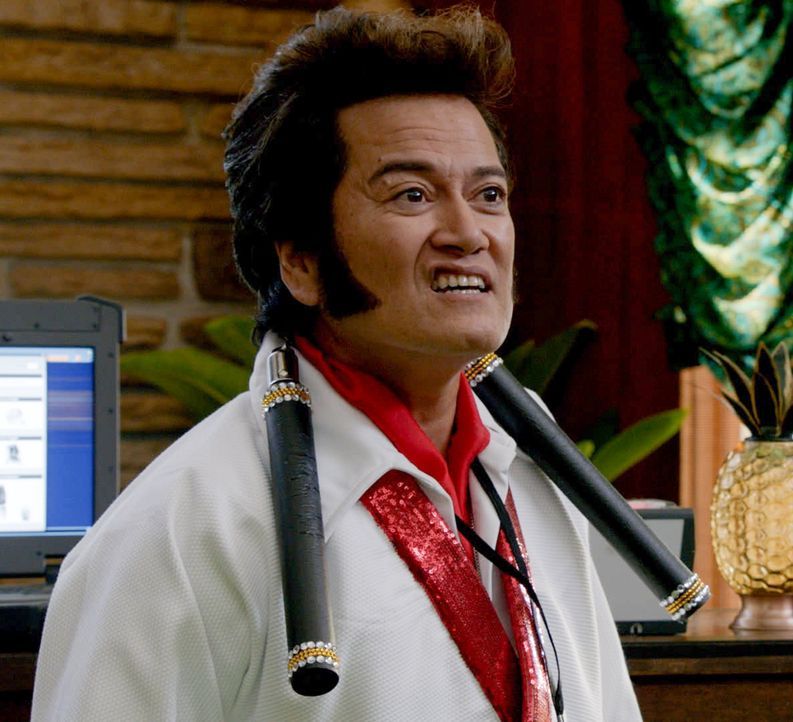 Auf einem Elvis-Contest bricht der Favorit plötzlich auf der Bühne zusammen und stirbt. Hat Kung-Fu Elvis (Johnny Valentine) etwas damit zu tun? - Bildquelle: 2015 CBS Broadcasting Inc. All Rights Reserved.