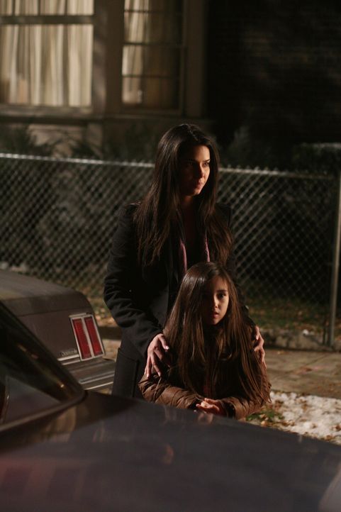 Es ist alles gut ausgegangen und Elena (Roselyn Sanchez, vorne) kann ihre Tochter Sofie (Ashlyn Sanchez, vorne) wieder in den Armen halten .... - Bildquelle: Warner Bros. Entertainment Inc.