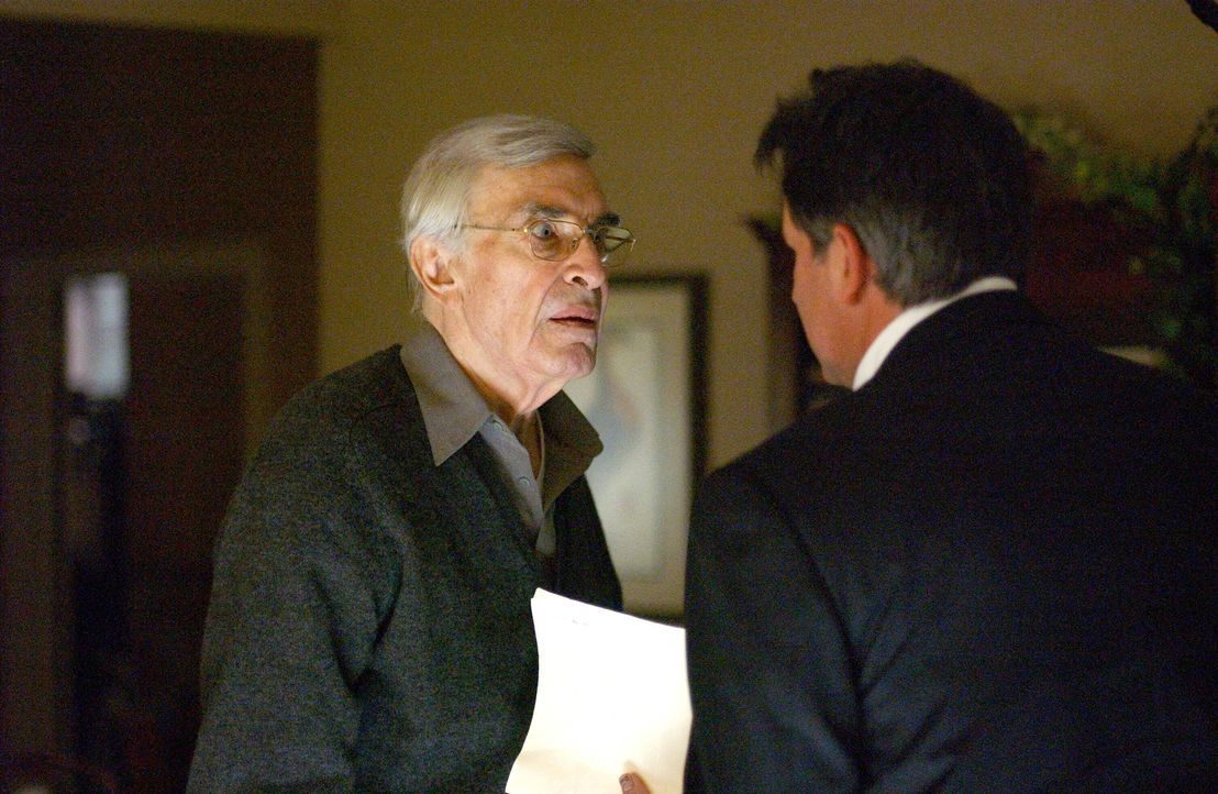 Beim Treffen mit seinem Vater Frank (Martin Landau, l.) gibt es für Jack (Anthony LaPaglia, r.) viel zu besprechen ... - Bildquelle: Warner Bros. Entertainment Inc.