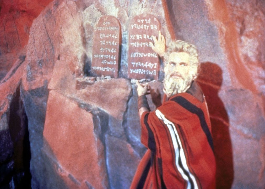 Nachdem Moses (Charlton Heston) die Zehn Gebote Gottes auf Steintafeln empfangen hat, verkündet er sie seinem Volk ... - Bildquelle: Paramount Pictures